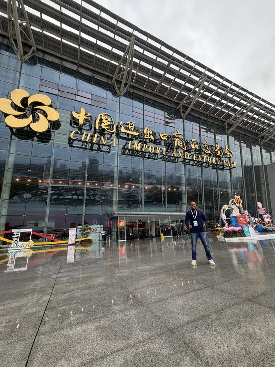 Valdir em frente ao complexo da Canton Fair em Guangzhou