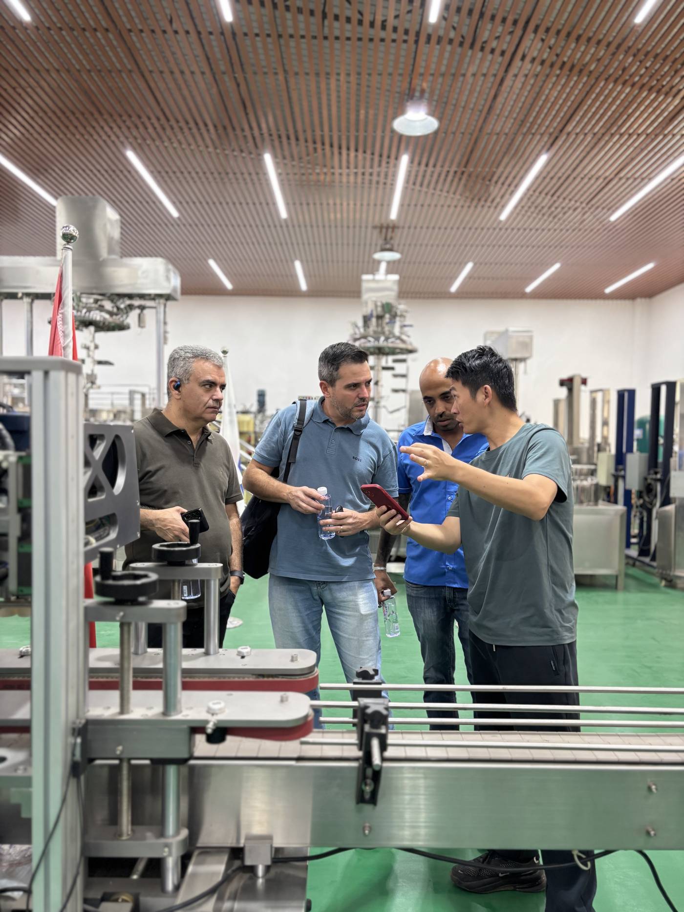 Empresários brasileiros visitando fábrica de fornecedor na China durante missão da Travel Business