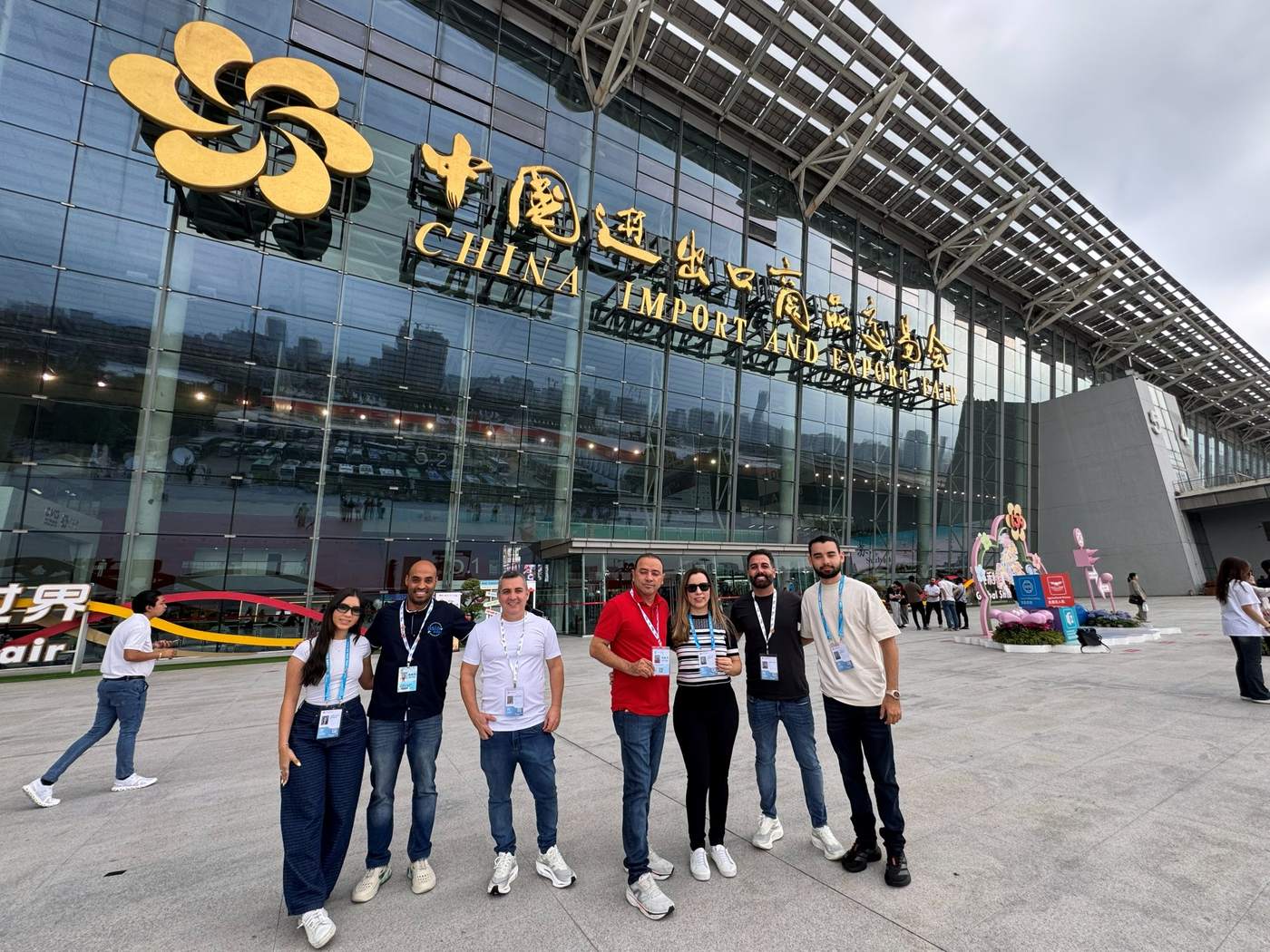 Empresários brasileiros na entrada da Canton Fair em Guangzhou durante missão da Travel Business